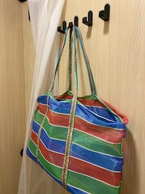 淋浴間內用阿嬤的菜籃+浴簾充當置物區,也不知道多久清洗一次。