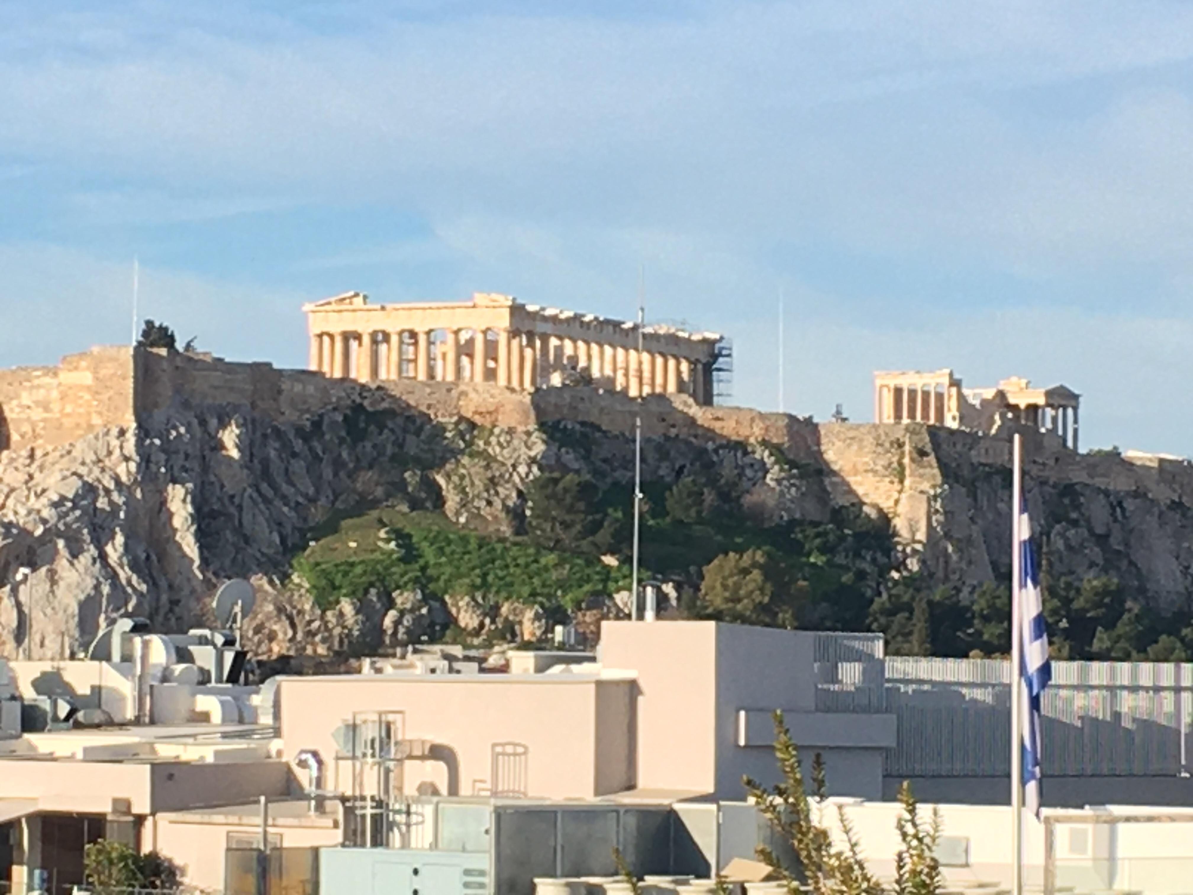 朝食時にホテル の上階からアクロポリスを望む。