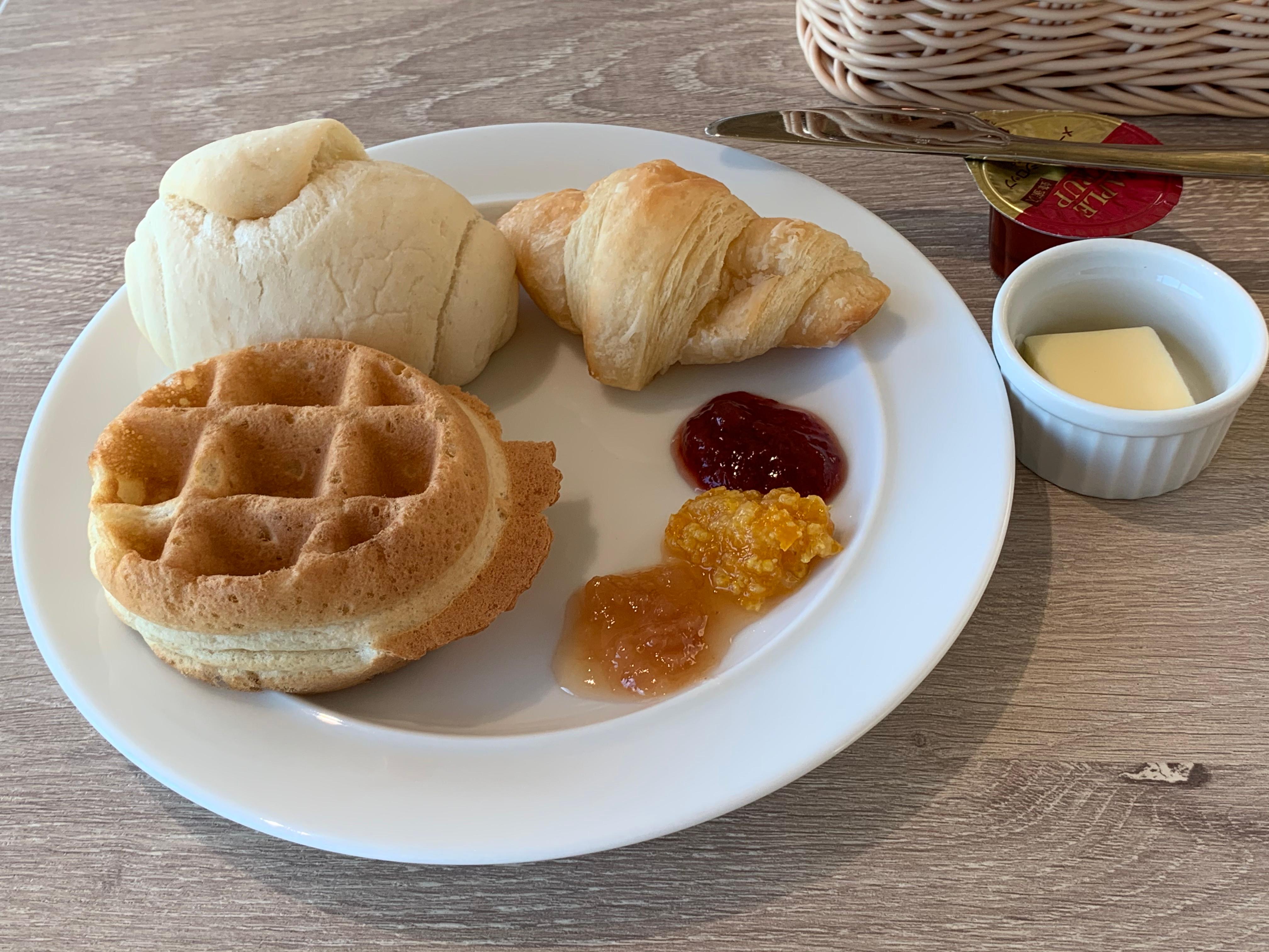 朝食のパンと美味しいジャム