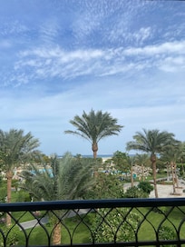Vu sur la mer et la piscine
