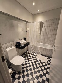 Banheiro do quarto que tentaram me colocar, todo antigo.