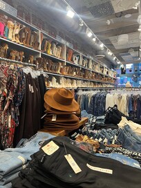 Loja de roupas, chapeus e botas na Broadway