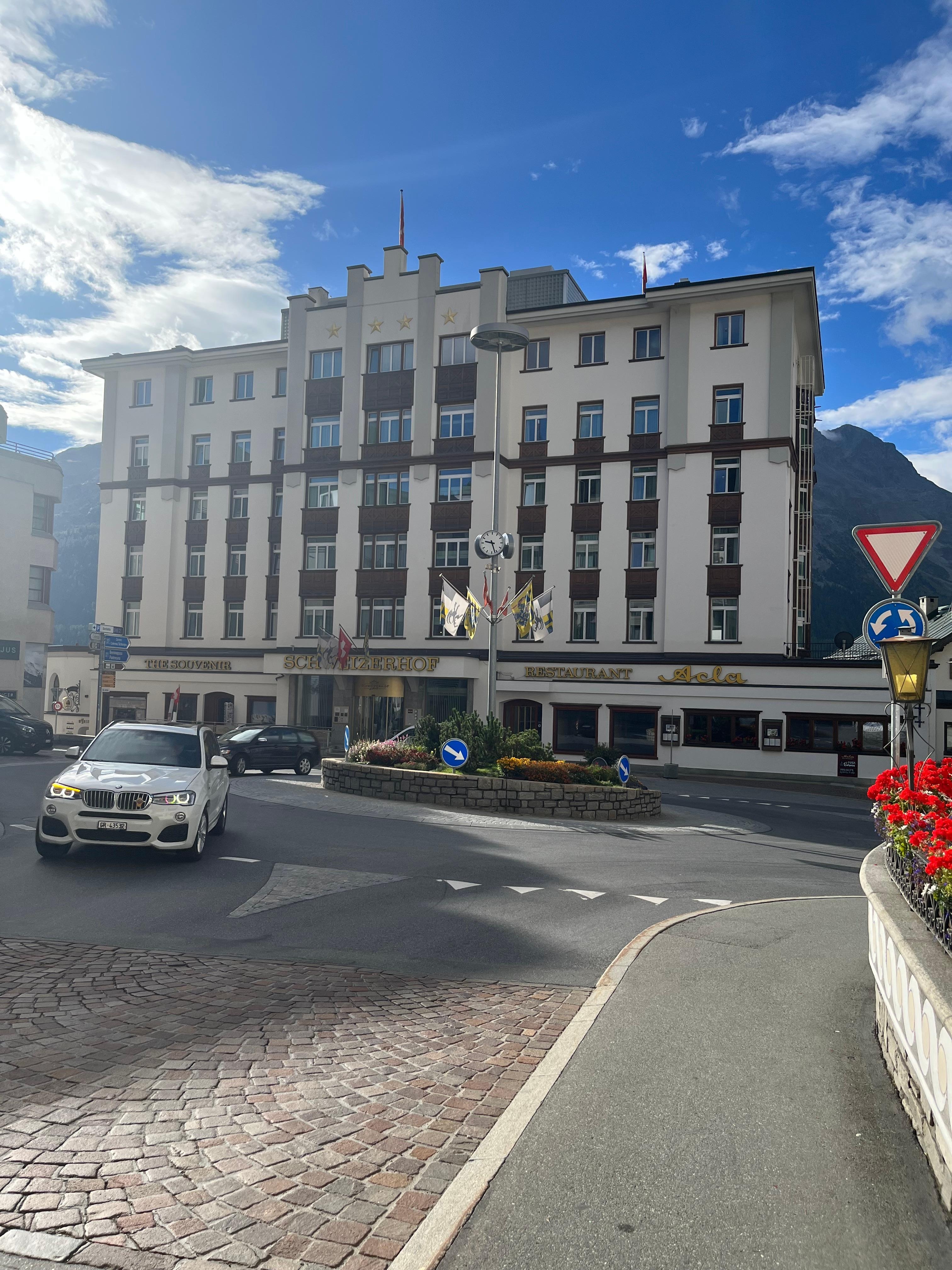 ホテルは広場前