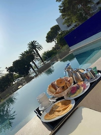 Petit déjeuner au bord de la piscine