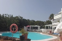 Plenty of sunbeds, pool bar with snacks & a heated pool just the right temperature.