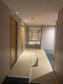 Tout le couloir menant à ma chambre était recouvert de papiers sans travaux apparents