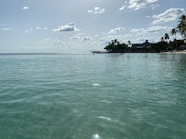 Jolie vue vers la plage et le ponton