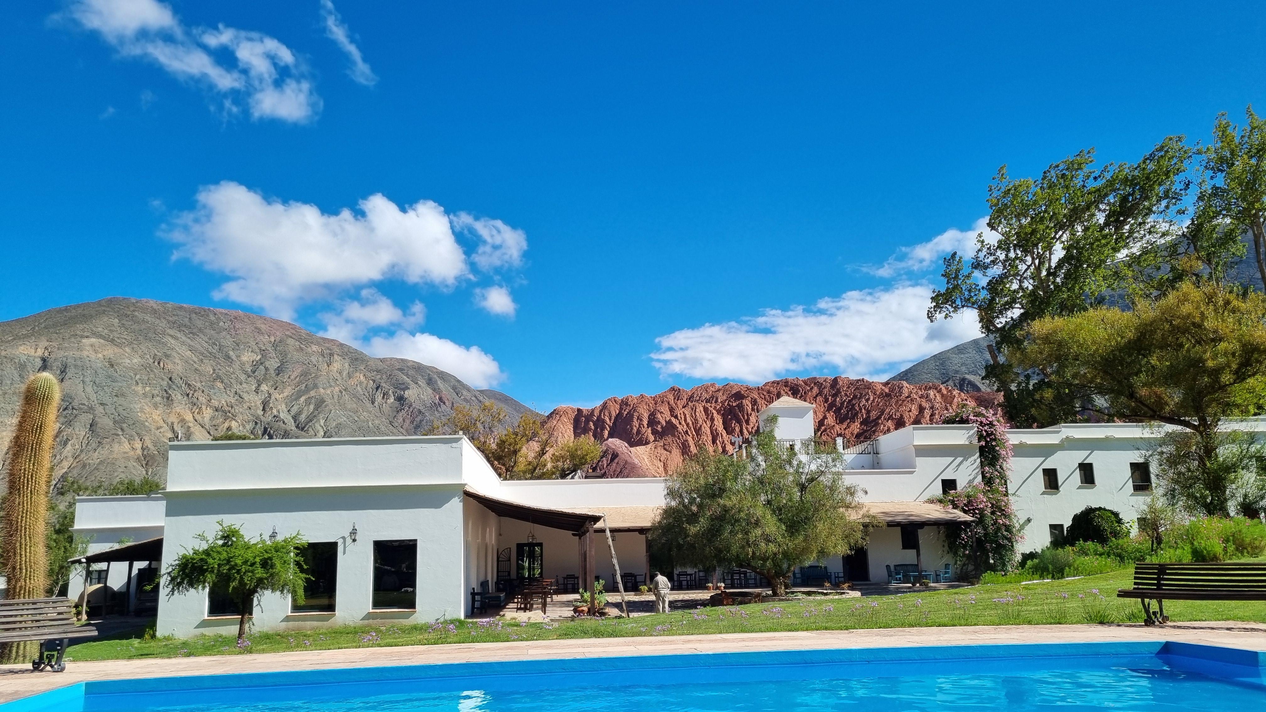 Jardim com piscina e linda vista 