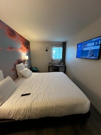 Vue de la chambre et son unique petite fenĂȘtre
