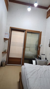 객실문측 모습 실의폭이 3.0m정도 컨테이너규격폭정도