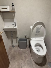 There are 4 toilets.