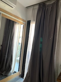 Cortinas manchadas con pintura