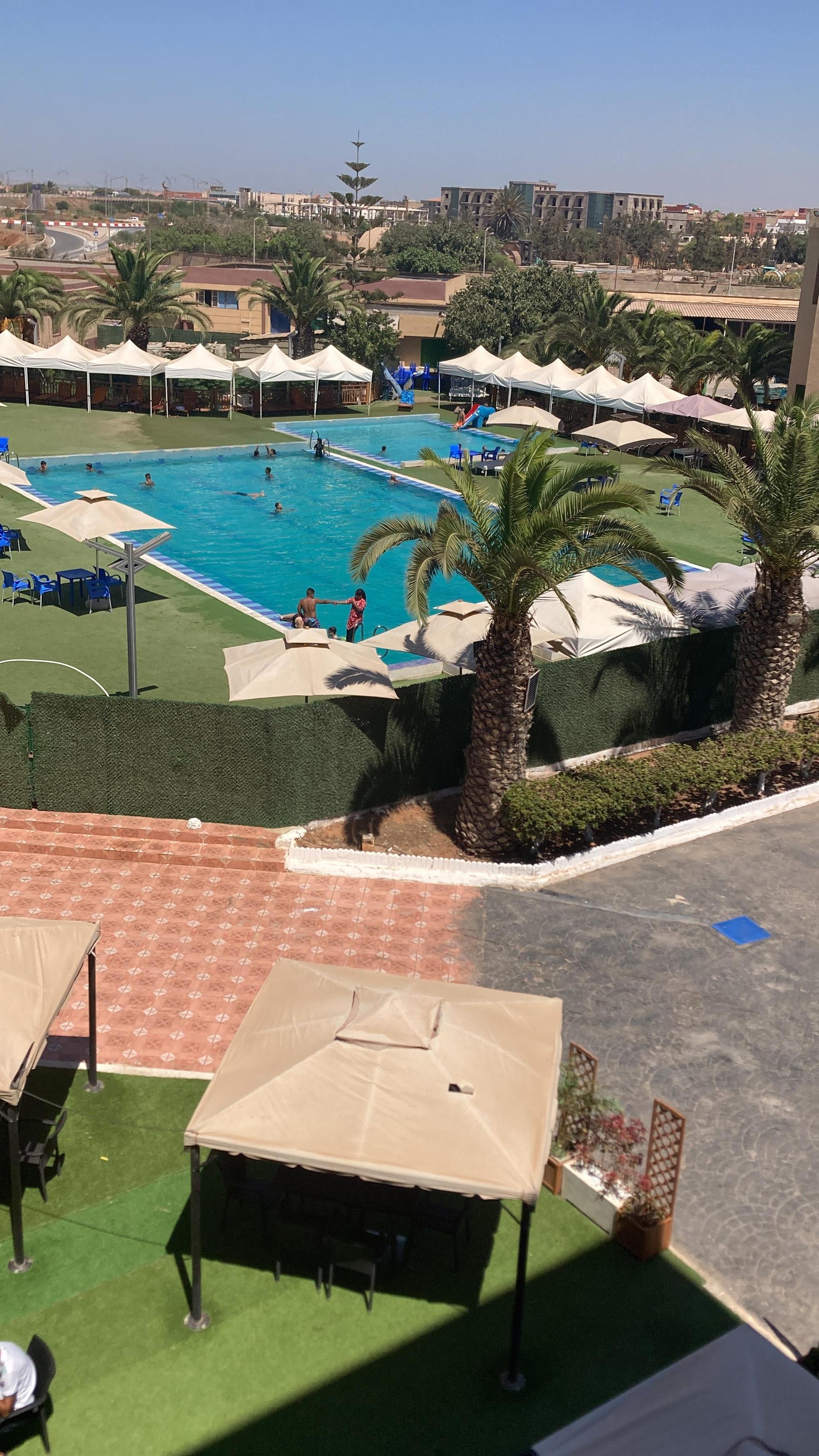 Piscine extérieur et une piscine pour les jeunes enfants 