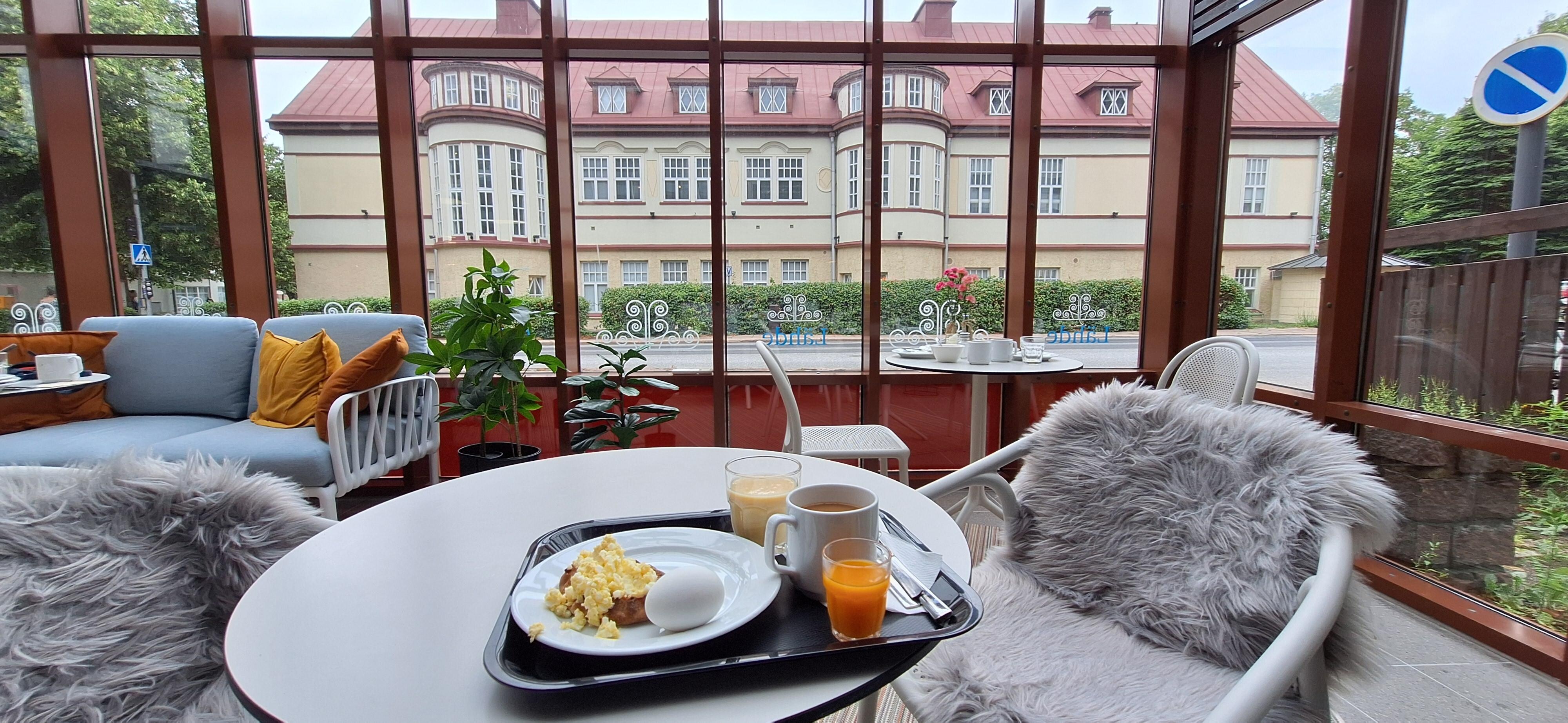 Vanha puoli taustalla. Aamiainen oli uudella puolella.