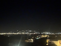 Βραδινή θέα από το μπαλκόνι του δωματίου