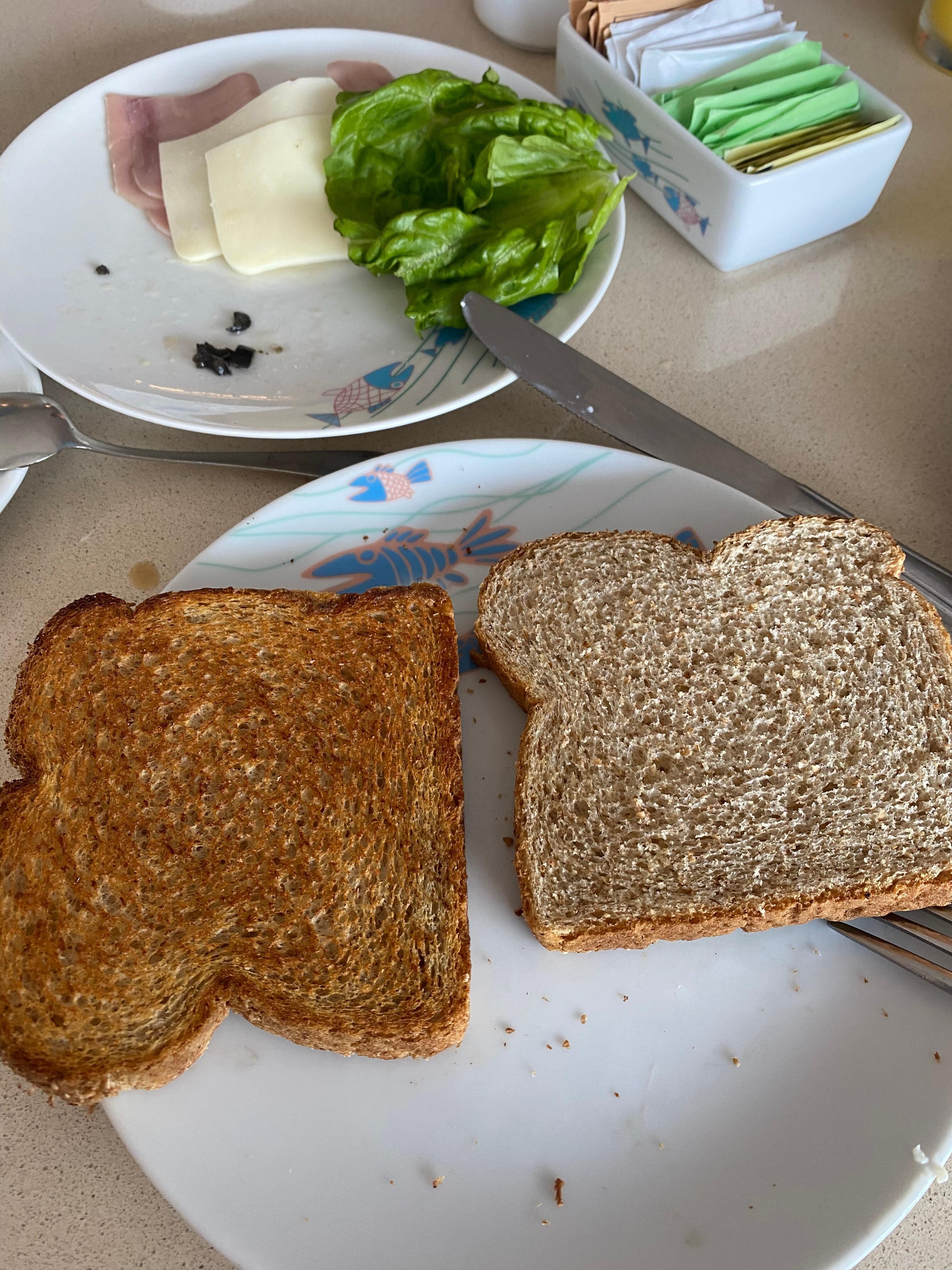 No hay tostador en el restaurante lo hacen en la plancha y bn por un lado