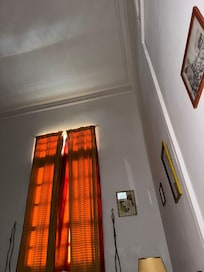 La habitación es bastante alta, da una sensación de mucha frescura y libertad.