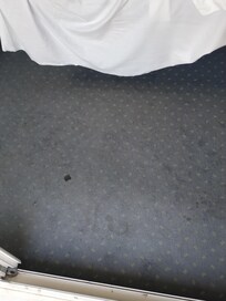 Les tapis sales du couloir et chambre