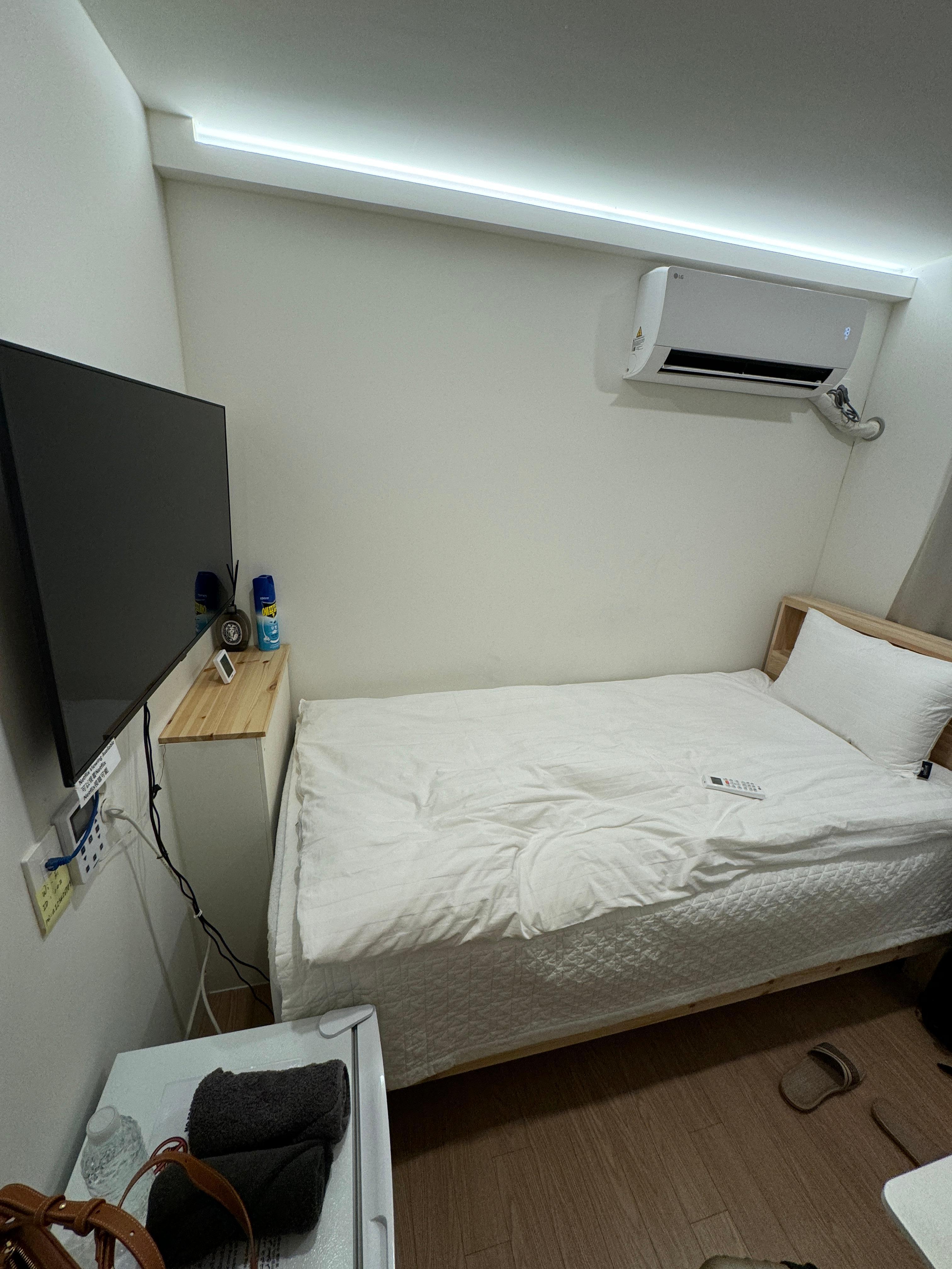 Single bed came with a mini fridge, tv with Netflix and an ac unit 