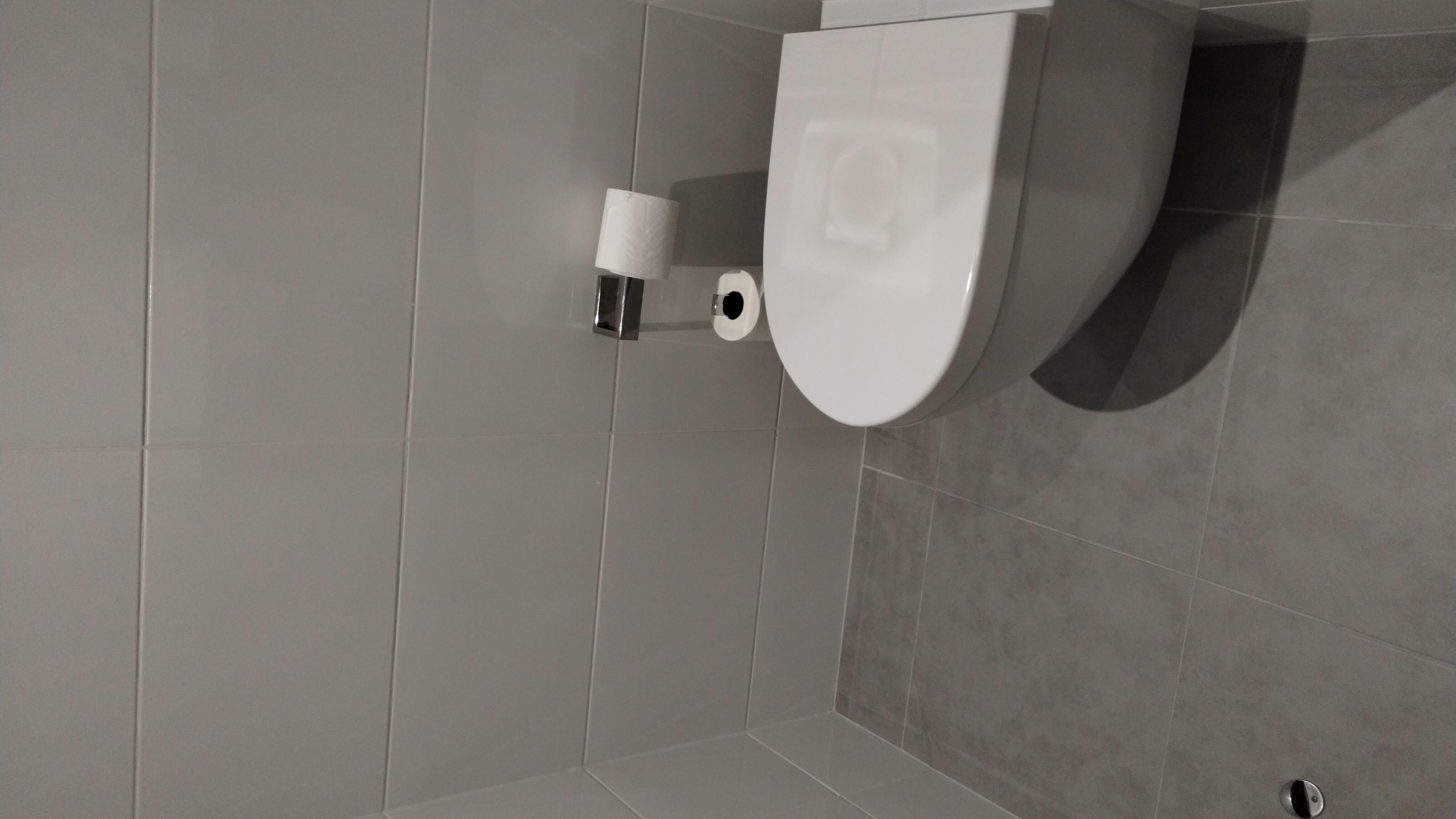 Nice large bathroom 