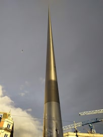 The Spire, nei pressi dell'hotel Cassidys, alta 120 metri, ottima come punto di riferimento in città.