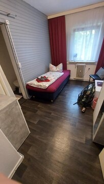 Zimmer mit kleinem Bad