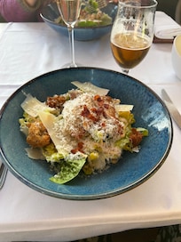 Nydelig cæsarsalat og sangria på takterrassen