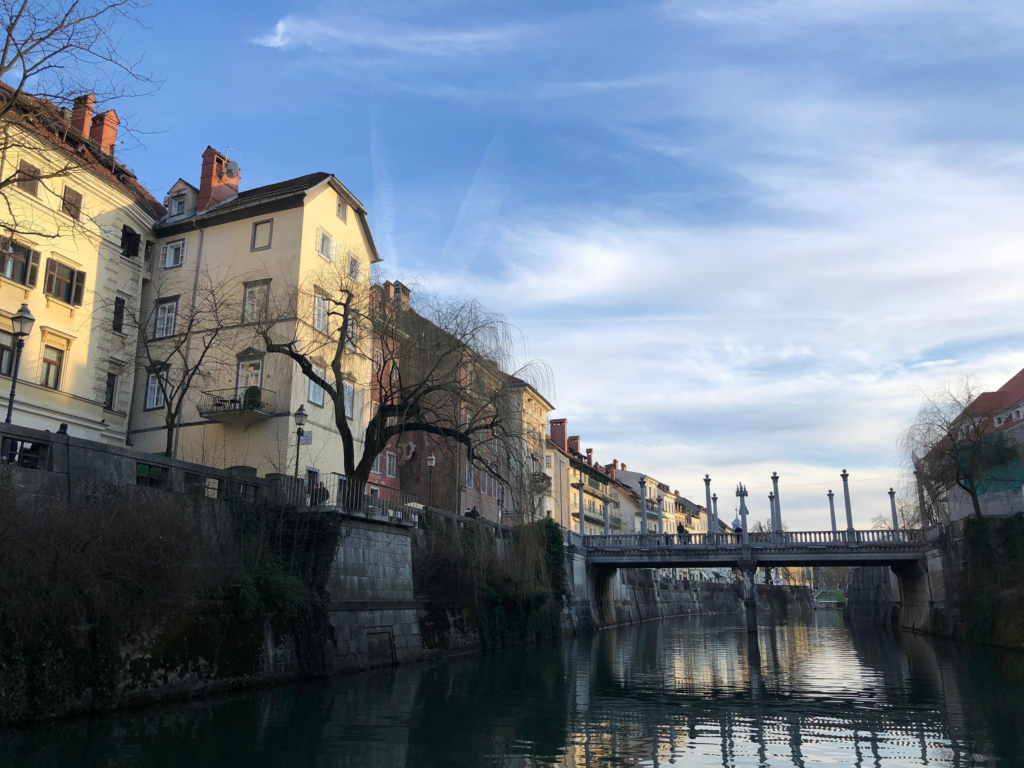 Quel palazzo con un balcone è Kollmann, quella è la stanza 8 che mi hanno detto uguale alla 7 ma con un balcone