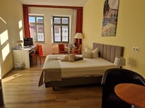 Großes Zimmer mit bequemem Bett, mit Wasserkocher, Kaffee und Teebeuteln
