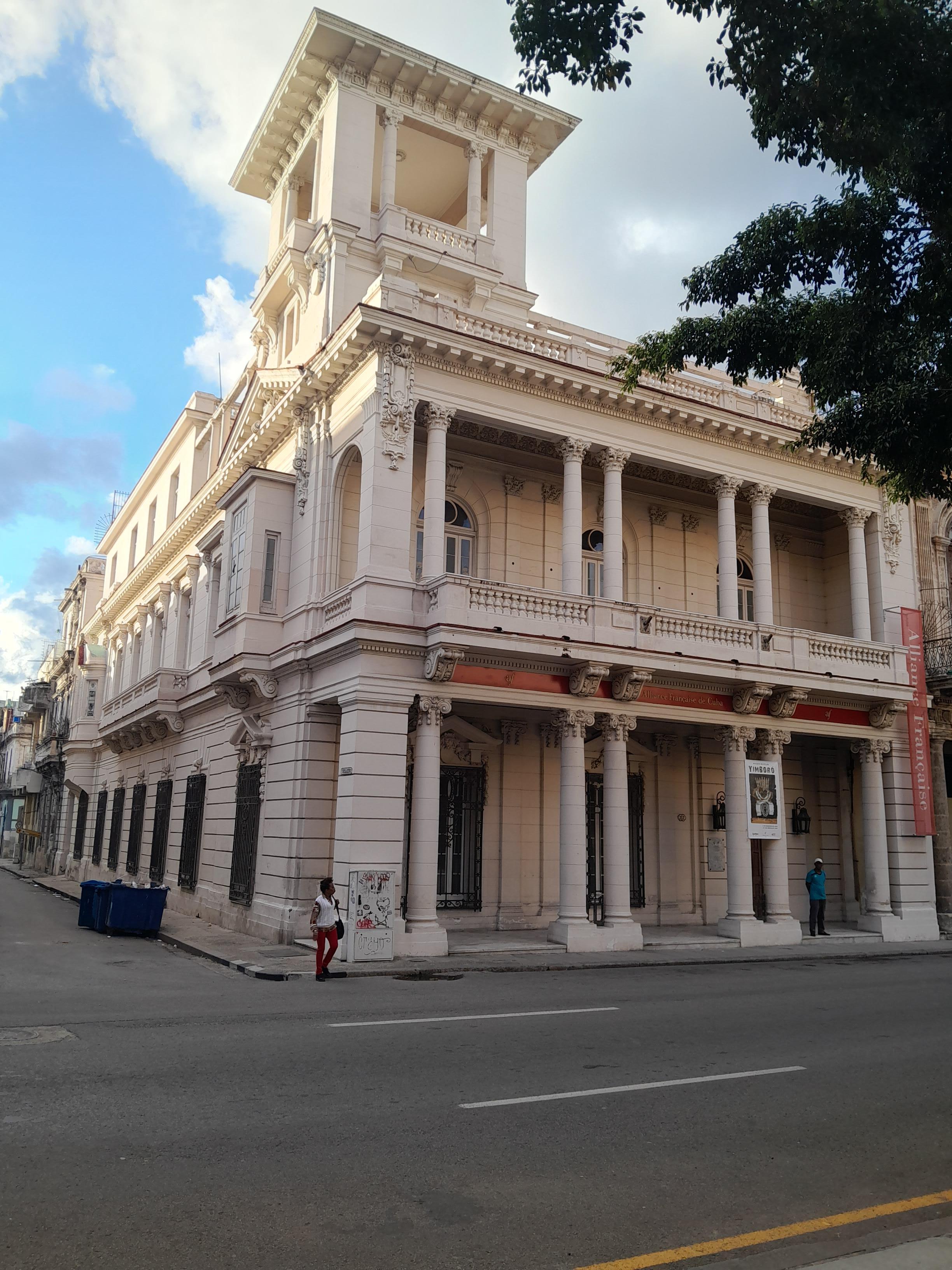 Alianza Francesa, frente al Paseo de los artistas