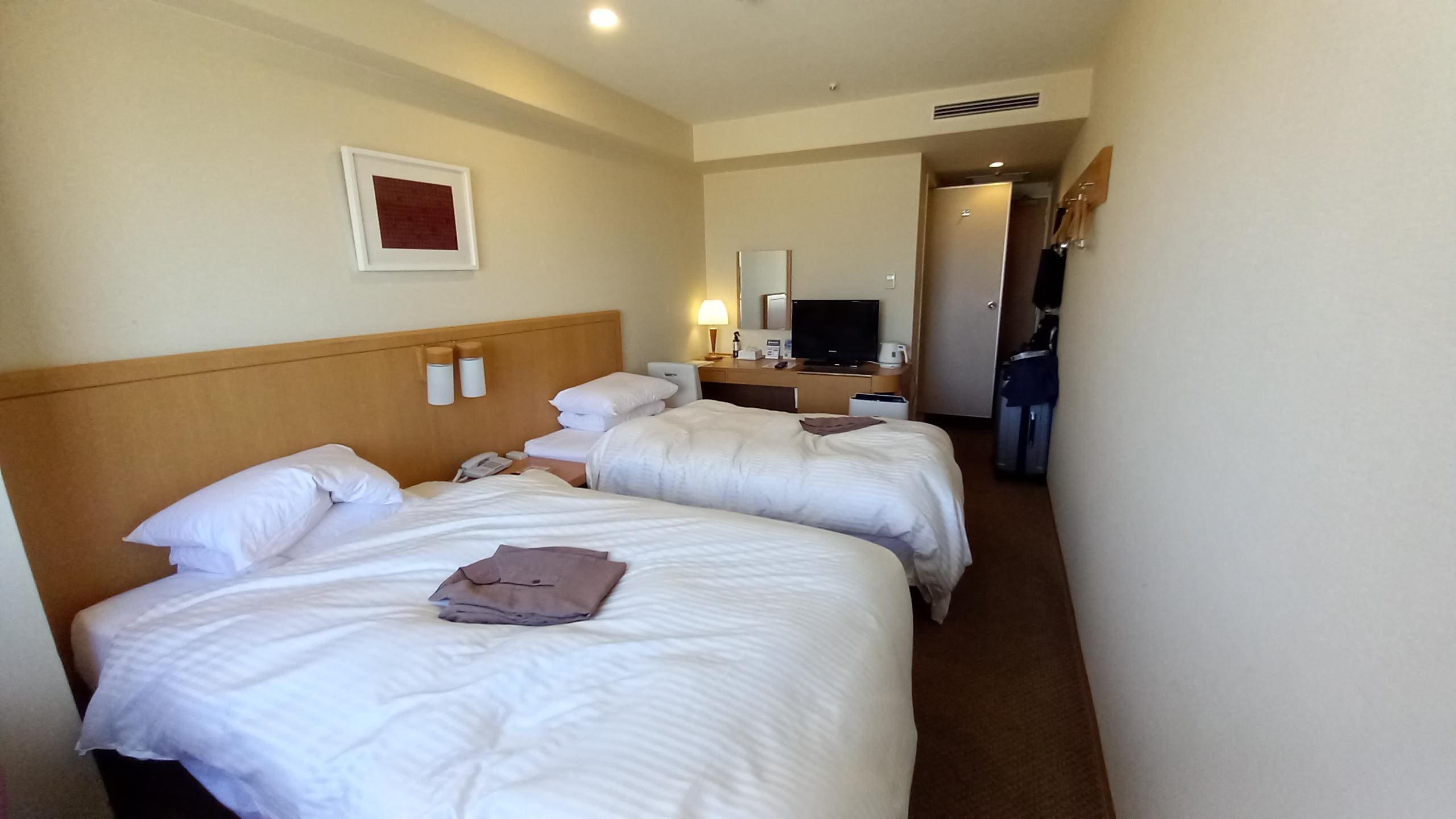 房間 放兩件大行李也可