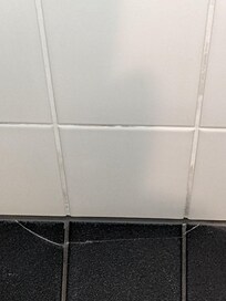 Fliesen gebrochen in der Dusche