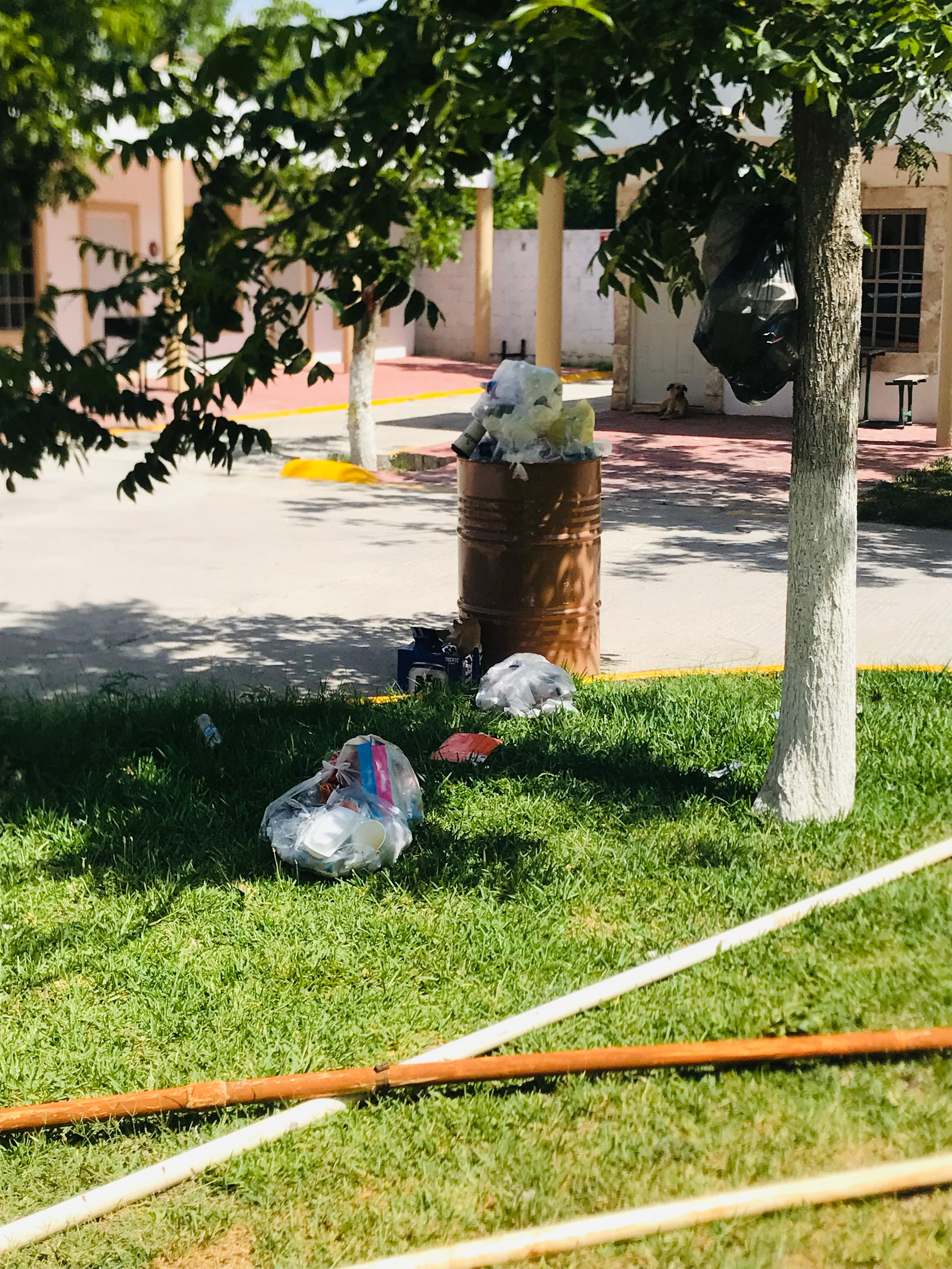 Botes de basura de varios días 