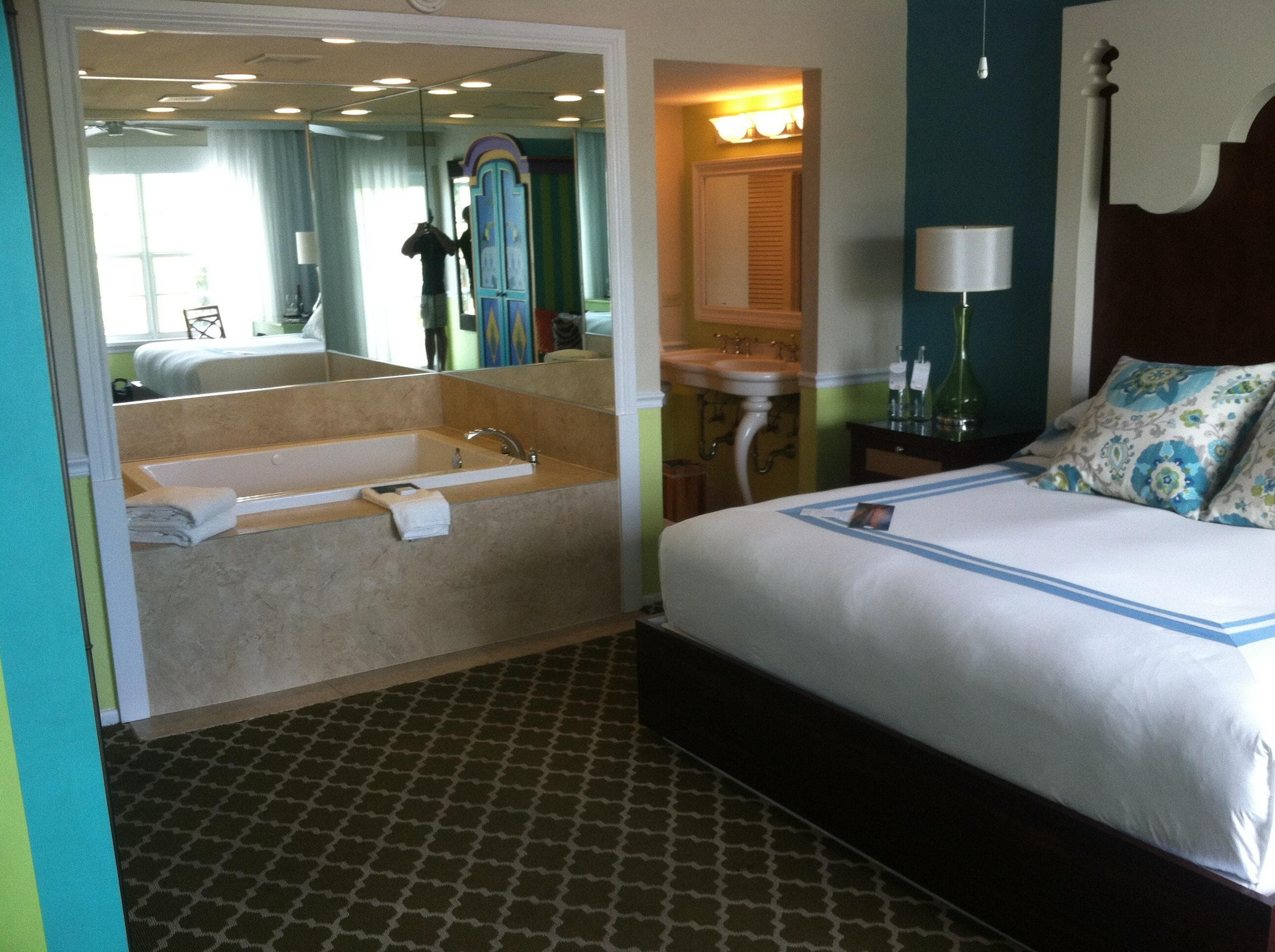 Bedroom with jacuzzi