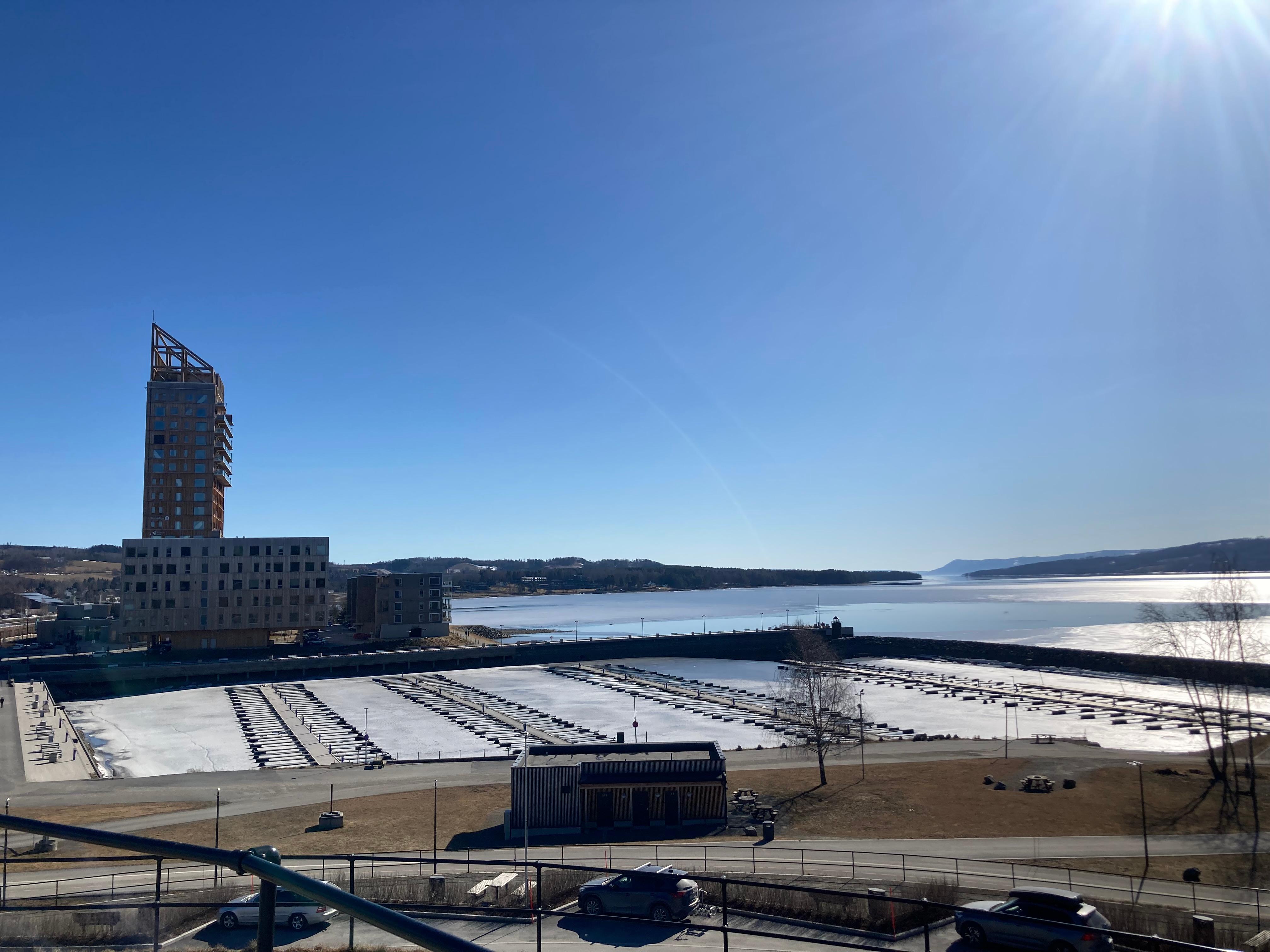 Wood hotell sett fra Mjøsparken i mars