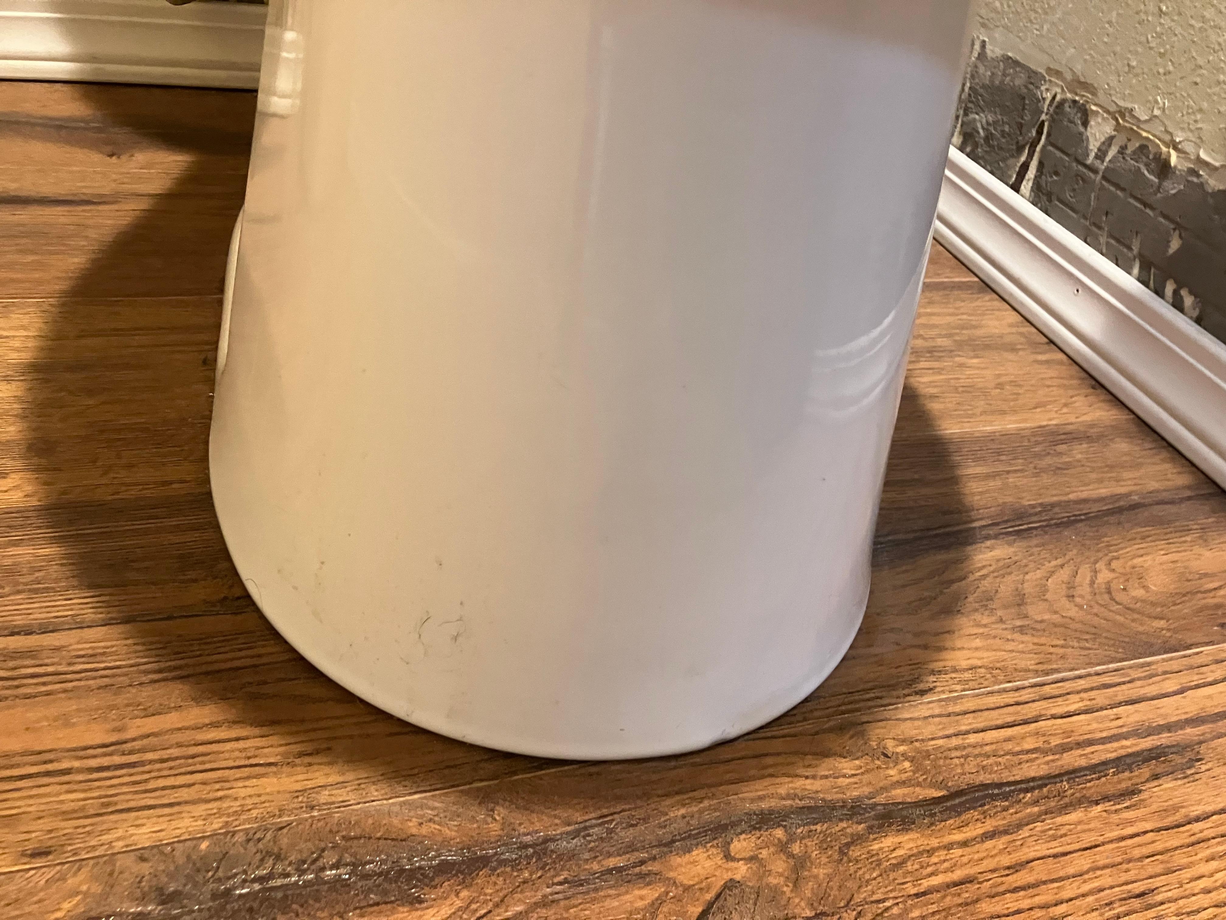 Base of the toilet is dirty
(1st room)