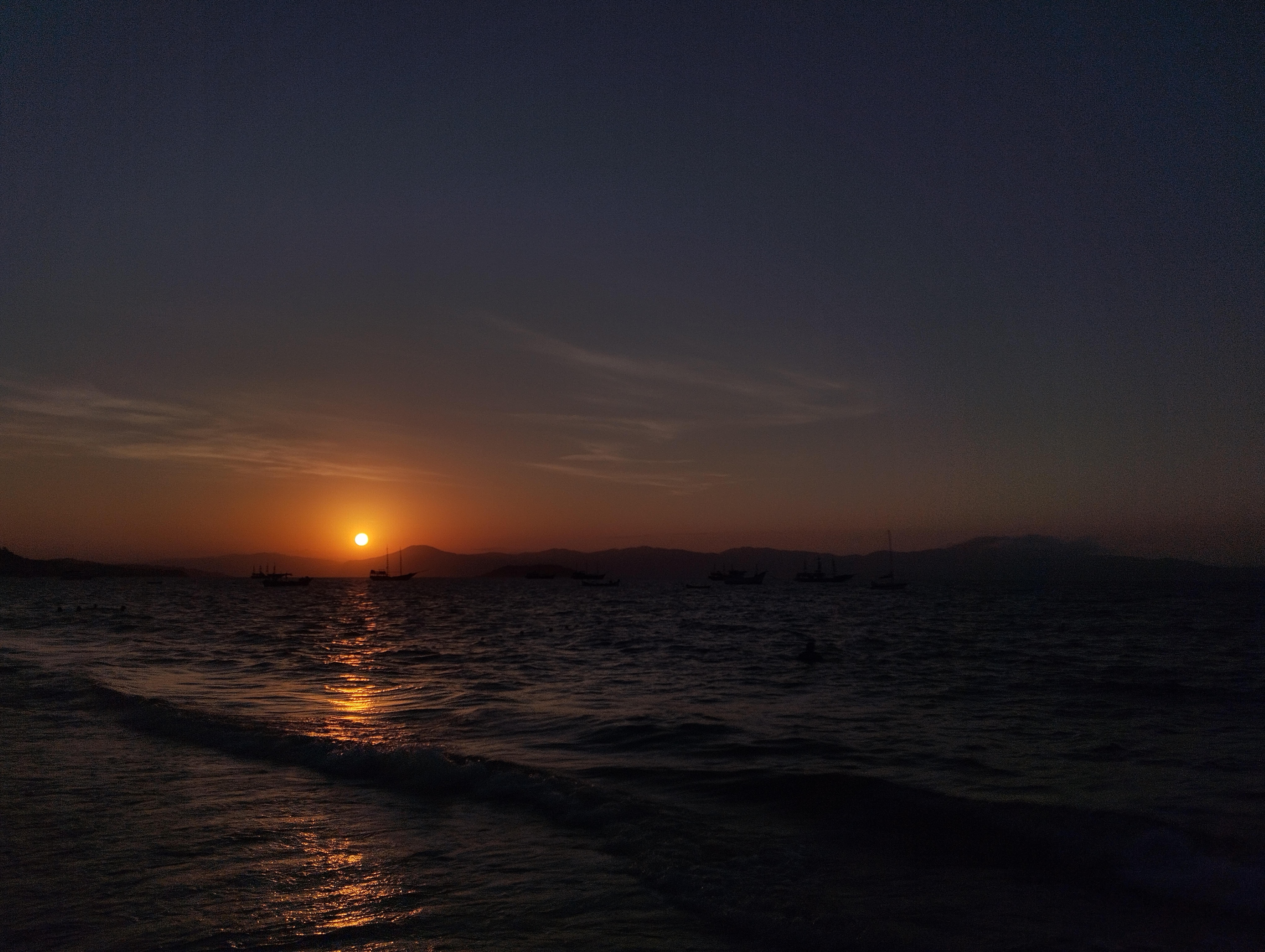 Muito próximo a praia, que tem um pôr do sol espetacular