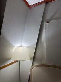 Une porte cachée derrière le papier paint