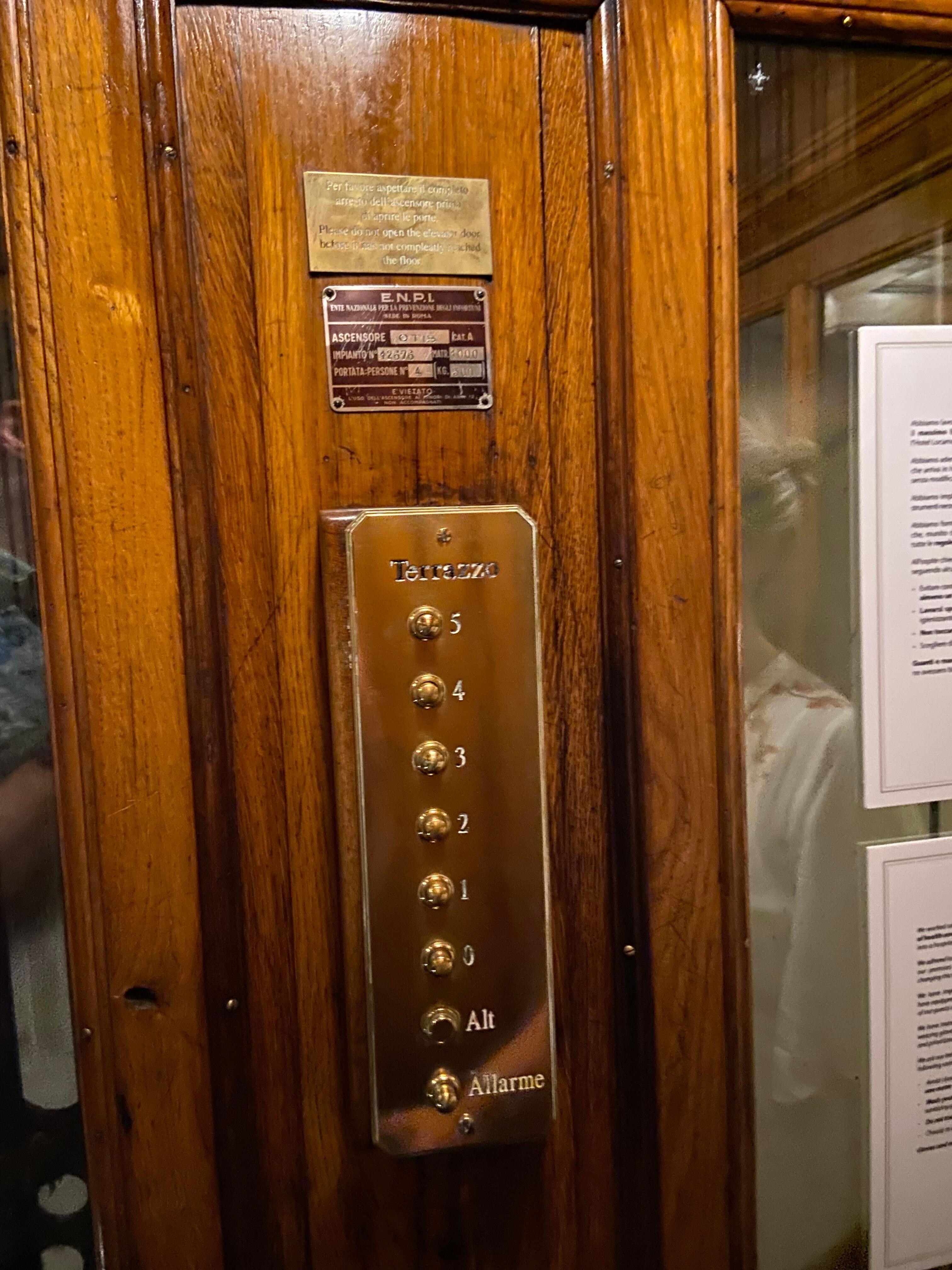 Den smukke gamle elevator i træ.