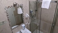 Douche, wastafel en wc op de kamer