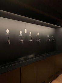 Torneiras com os vinhos das 18h30 às 19h30