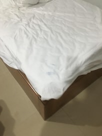 Draps salles qui n'ont pas été changé au passage des femmes de ménage expressément demandé au manager et par la mention sur la Porte