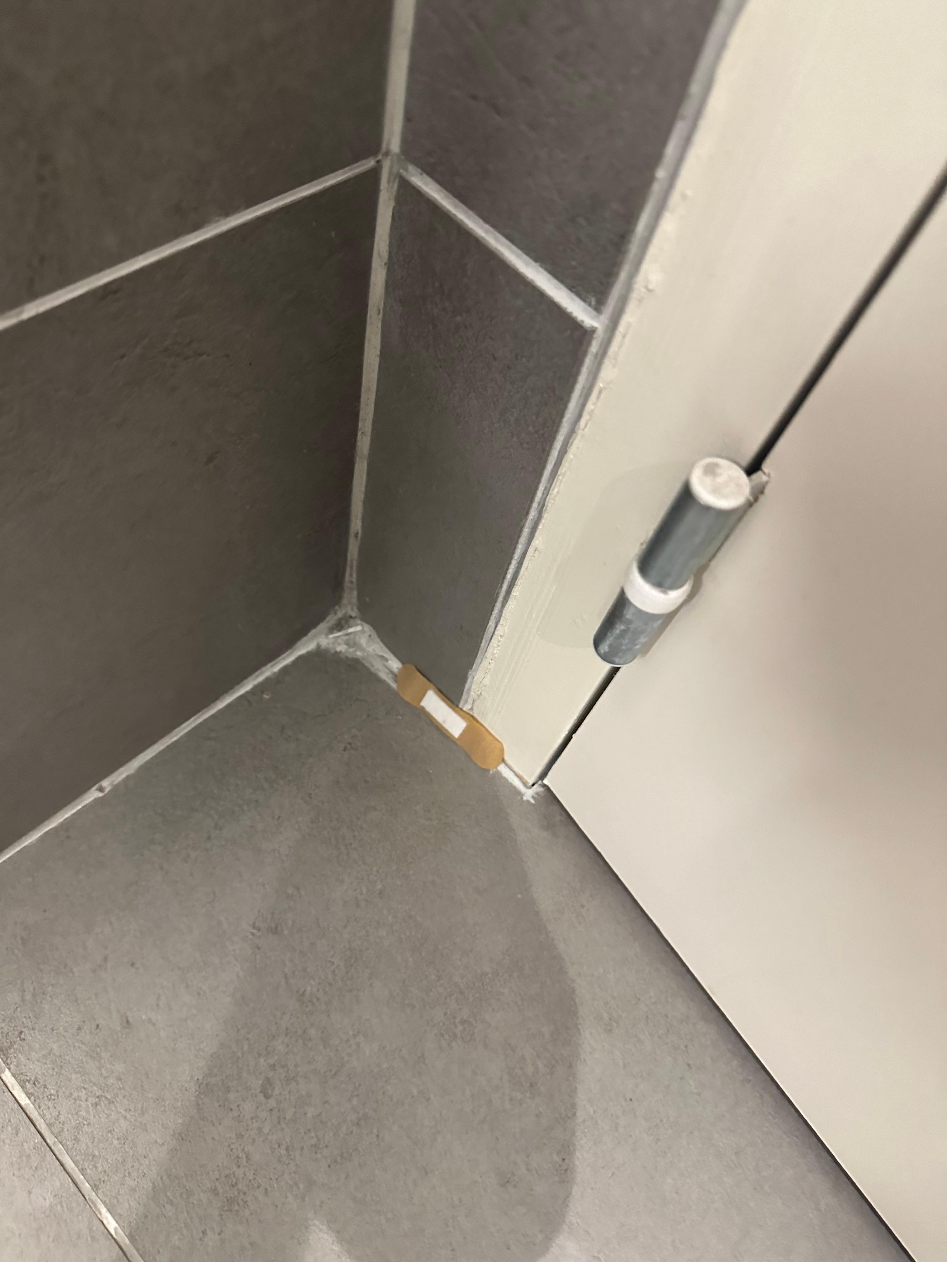 Pansement trouvé dans la salle de bain de ma première chambre et toujours présent le deuxième jour