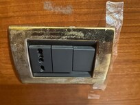 Väggkontakt i rummet. Även den ”lagad” med tejp.