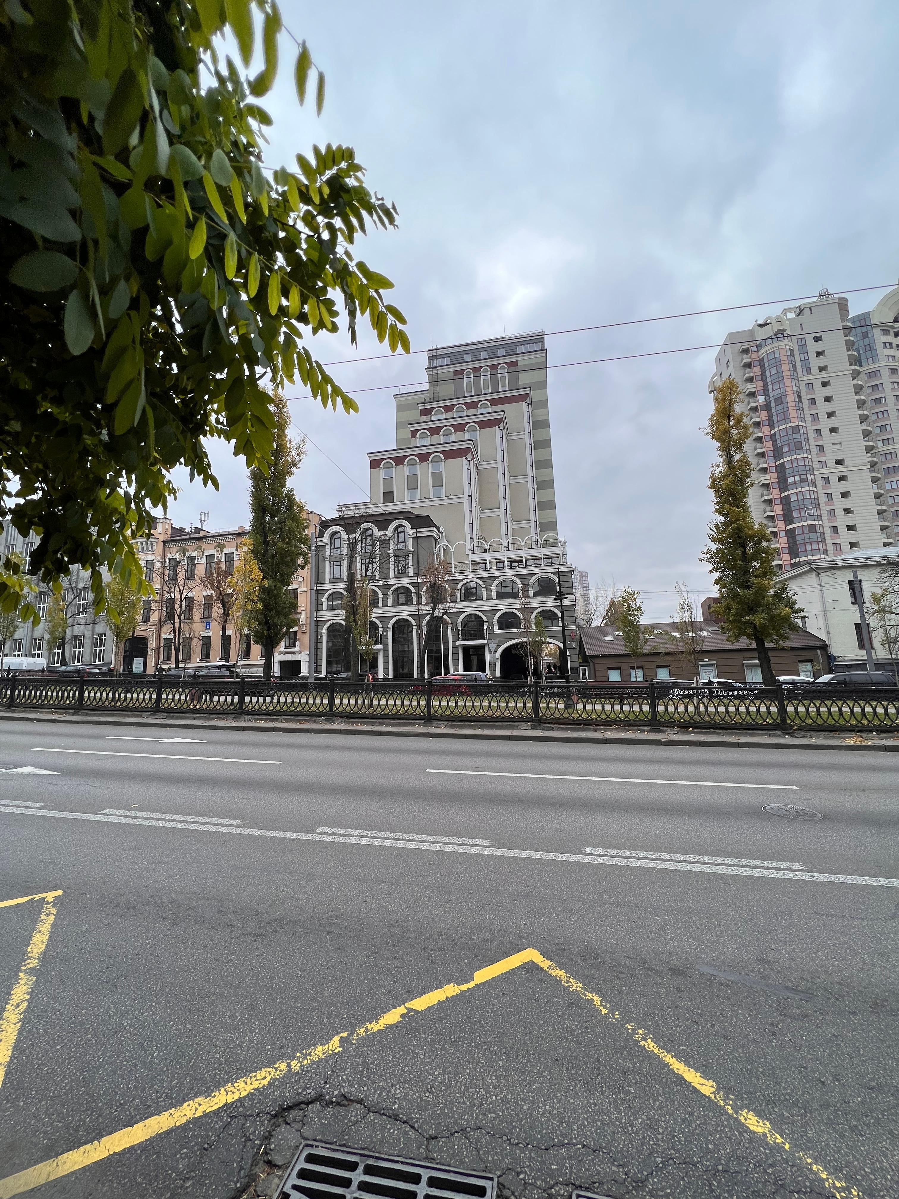 Cadde Karşından Otel görünümü