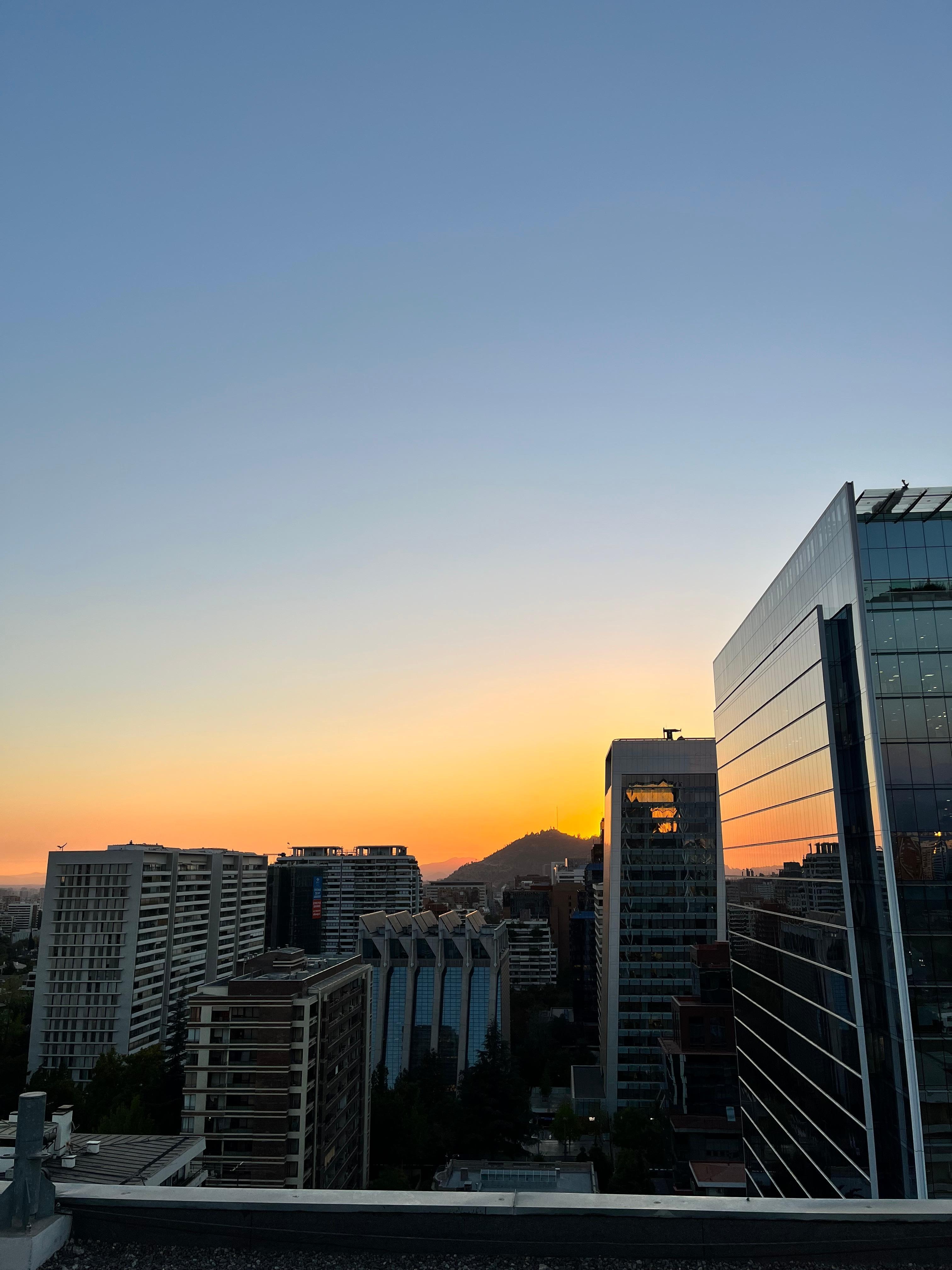 Vista do rooftop com piscina ao entardecer