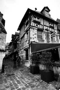 Honfleur is so pretty, this is a normal view in the area near the hotel. Super