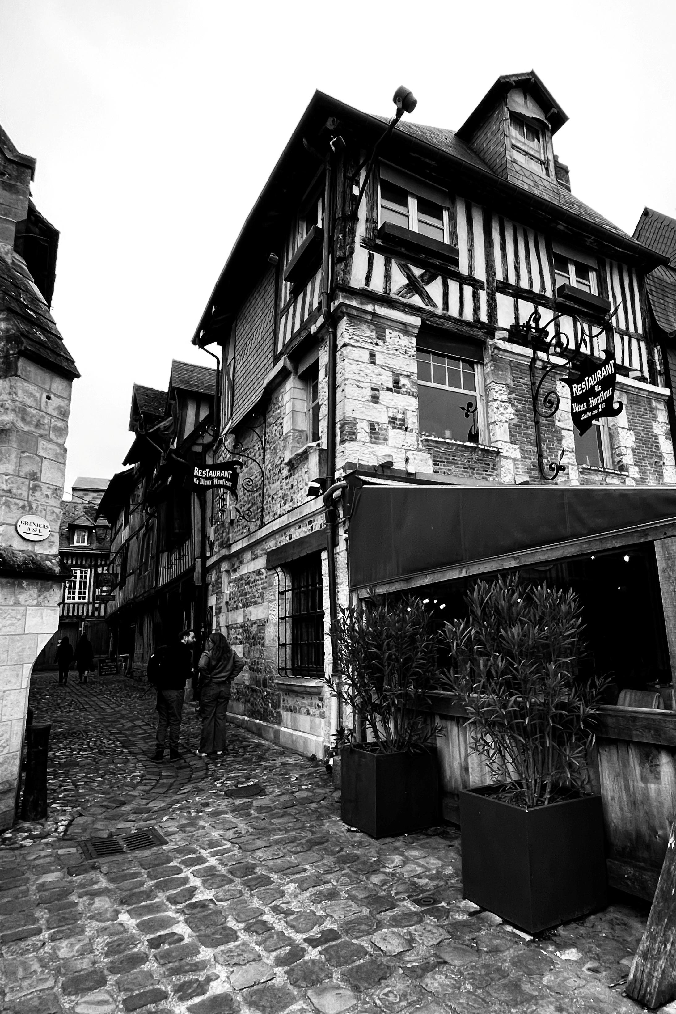 Honfleur is so pretty, this is a normal view in the area near the hotel. Super