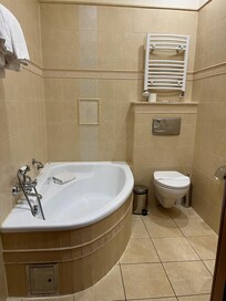 Ein himmlisches Badezimmer mit einer Badewanne fĂŒr zwei đđŒ