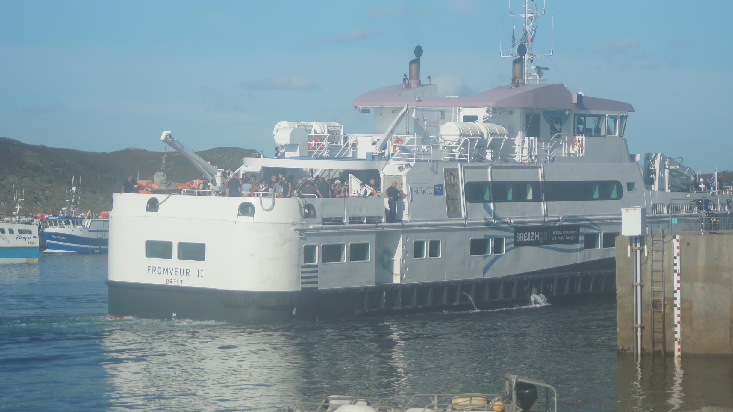 Retour de visites des îles à l'embarcadère.